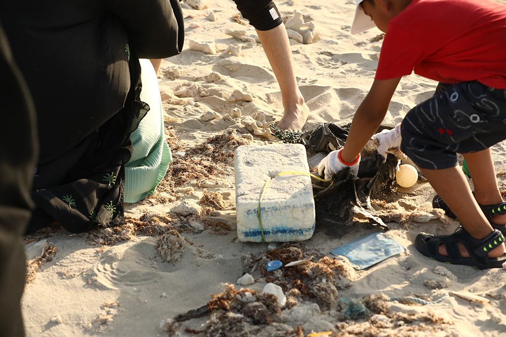 الهيئة تشارك في تنظيف الشاطئ
